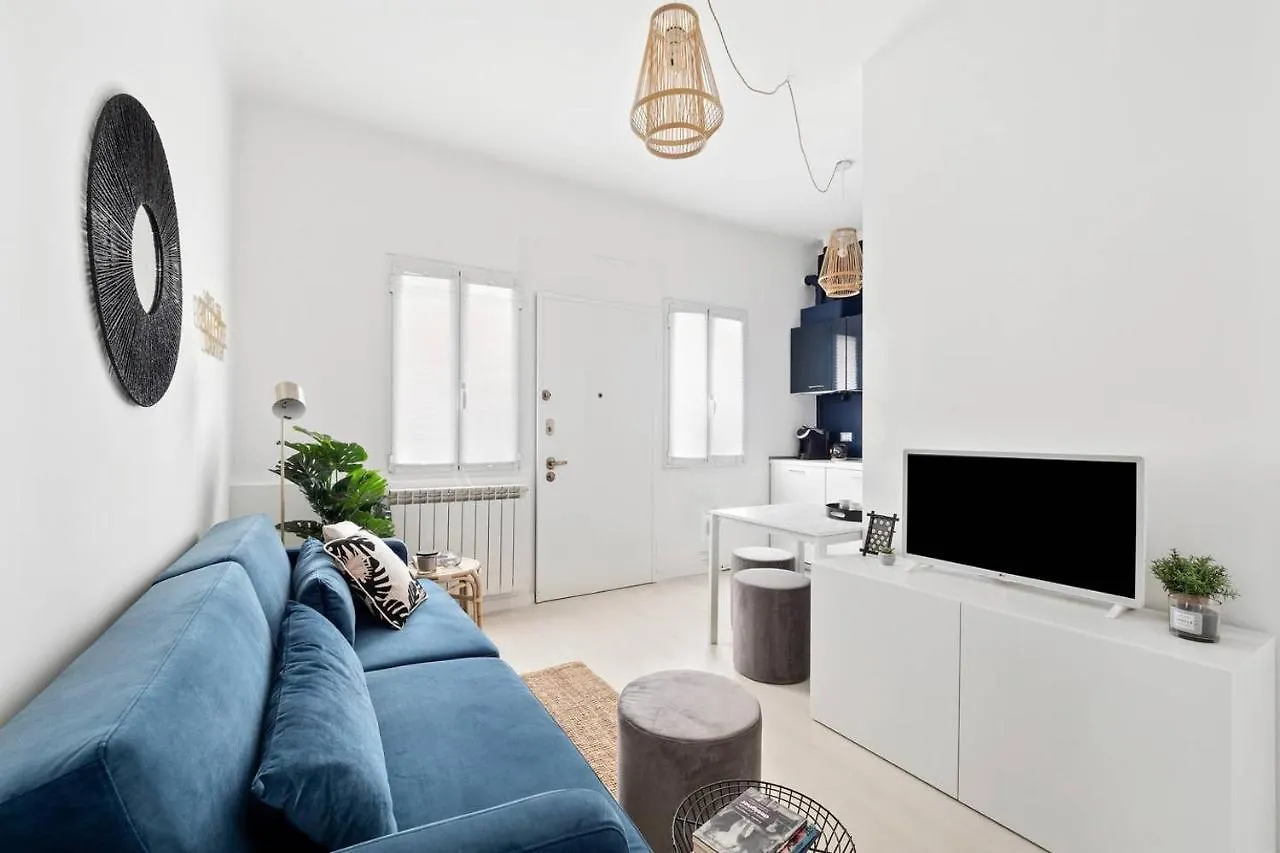 Golden Navy Design Apartment in Porta Venezia Milaan