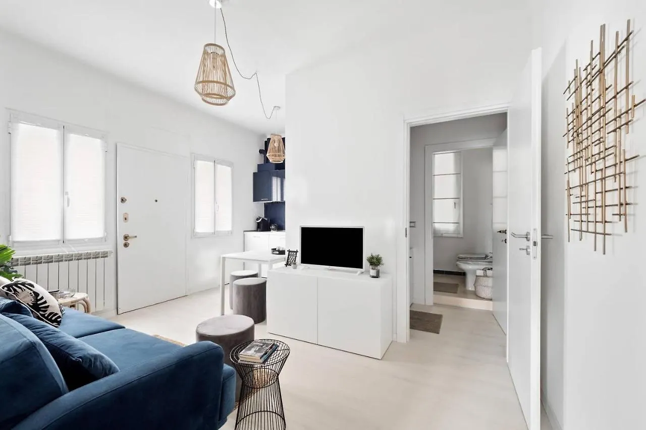 Golden Navy Design Apartment in Porta Venezia Milaan