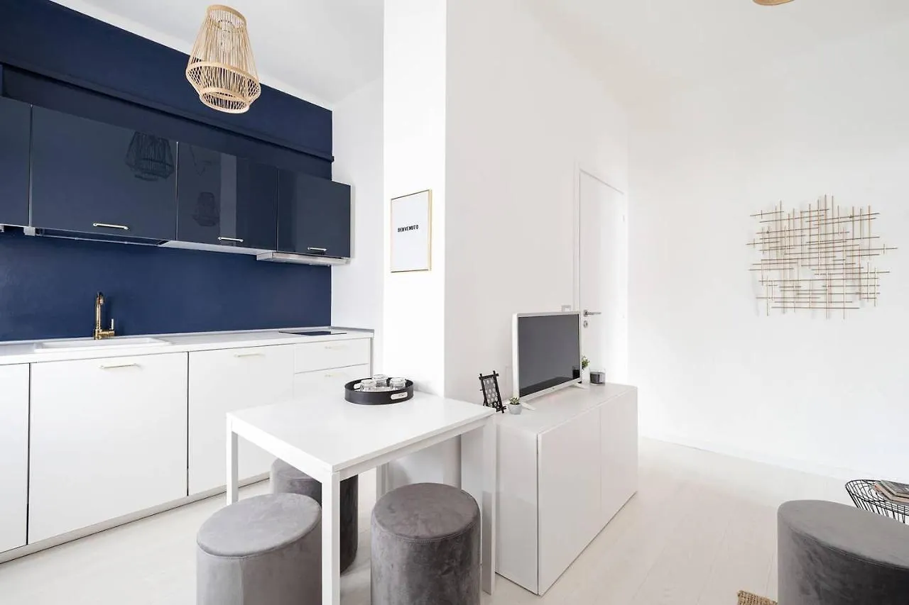 Golden Navy Design Apartment in Porta Venezia Milaan