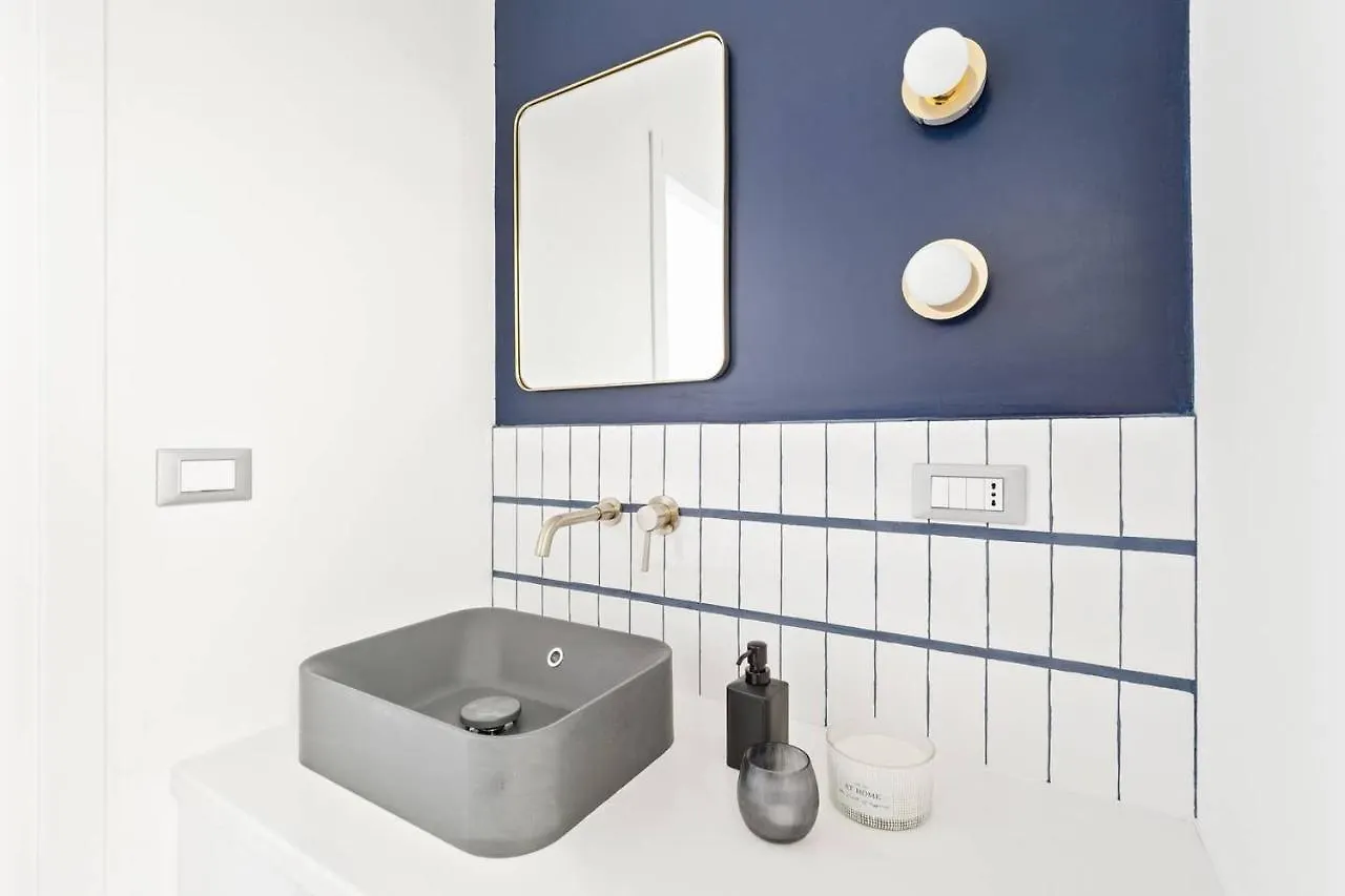 Golden Navy Design Apartment in Porta Venezia Milaan