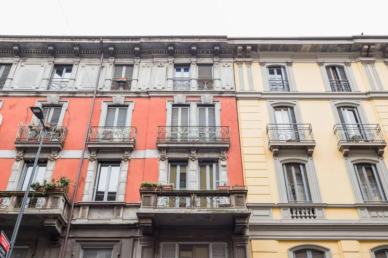 Golden Navy Design Apartment in Porta Venezia Milaan